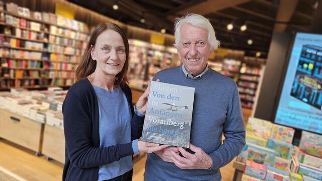 Foto: Andreas Seeburger: Anita Figo (li) von DAS BUCH im Messepark und Segelfliegerpilot sowie Buchautor Lothar Kurzemann, mit seinem Historienwerk "Fliegen in Vorarlberg - von den Anfängen bis heute."