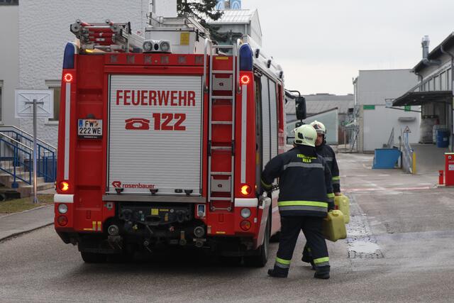 Die Feuerwehr musste ins Welser Industriegebiet im Stadtteil Pernau ausrücken, um Gefahrstoff bei einem Chemieunternehmen zu binden. | Foto: laumat.at