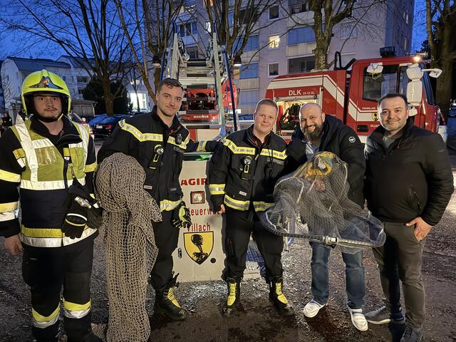 Rettungsteam mit Papagei "Picki" und den erleichterten Besitzern. | Foto: HFW Villach