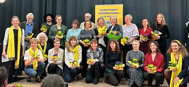 Im Bild v.l.n.r.: Präsidentin Frederike Anna Gillissen, Leonard Sheil, N.D.C.M. Fröhlich, Paloma Schreiber, Ursula Olbert, Heidi Naumann, Andras Bodi, Sabina Gurresch-Kainz, Bankstellenleiterin und Gastgeberin Doris Handler, Susanna König, Sandra La Chispa, Lara Lubienski
Gaby Fink-Hopf, Linda Wallner-Coen, Ulla Reithmayr/HLM Mödling, Elke Zöhrer, Vizebürgermeisterin Silvia Drechsler, Elena Piskin, Emily Fisher, Paula Dorten, Moderatorin Karin Riessner 
Das Team des Soroptimist Club Mödling ist an seinen gelben Club-Schals zu erkennen.
 | Foto: Ulrike Strelec