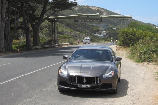 Strenge Geschwindigkeitsbegrenzungen verhindern das sportliche Fahren in Australien. Doch die Great Ocean Road ist so beeindruckend, dass sowieso langsam gefahren wird.  | Foto: Wolfgang Bernhard 