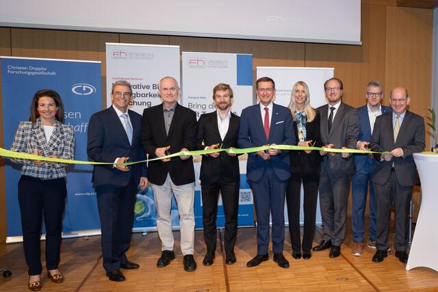 Eröffnung des neuen Forschungszentrums am FH OÖ Campus Wels: Isolde Perndl, Tobias Kühne, Frederic Fredersdorf, Zentrumsleiter Bernhard Blank-Landeshammer, Landesrat Markus Achleitner, Nina Neufeld, Agromed, sowie die Dekane Roman Froschauer und Johann Kastner. | Foto: B. Plank/imBILDE.at