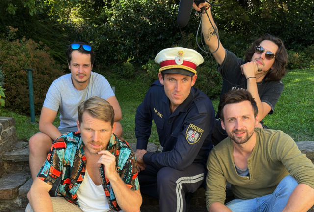 Gamskrimi goes Graz: Martin Ajtnik (Steirerfakten), Andreas Ortner (Charly), Markus Perner (Gustl), Manuel Reinbacher (D4M Entertainment) und Philip Aufermann (Peter)  | Foto: RockAut