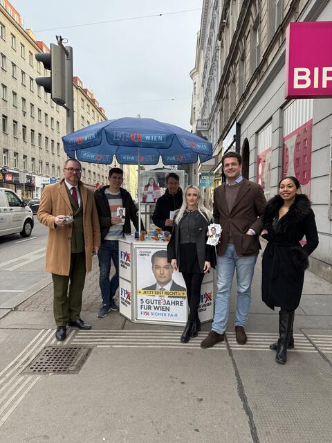 Clemens Gudenus (2. v.r.) ist der Spitzenkandidat für die FPÖ bei der Wiedner Bezirksvertretungswahl. Er hat sich dem Interview mit MeinBezirk gestellt. | Foto: Clemens Gudenus
