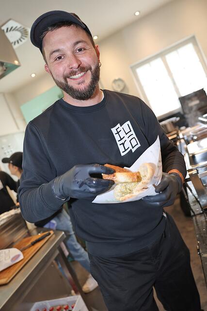 Martin Eder vom Restaurant furo kocht in der Pop up-Küche im ehemaligen Fisch Krieg | Foto: Uwe Brandl