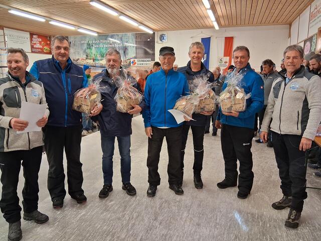 Rang 2 EC Brixen, Karli Exenberger, Max Pöll, Josef Fuchs, Hubert Auberger und Andi Kofler, mit den Organisatoren l. Stefan Seibl, r. Wolfgang Schneider. | Foto: Lea Kogler, Brigitte Müller
