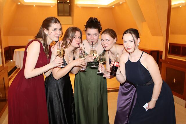 Titelfoto Baden/Steinfeld/Triestingtal: Der Sozialdemokratische Wirtschaftsverband lud am Weltfrauentag zum Ball ins Casino Baden. Aglaja, Linda, Nadja, Julie und Valerie waren im Eröffnungskomitee der Tanzschule Rueff dabei. | Foto: Manfred Wlasak