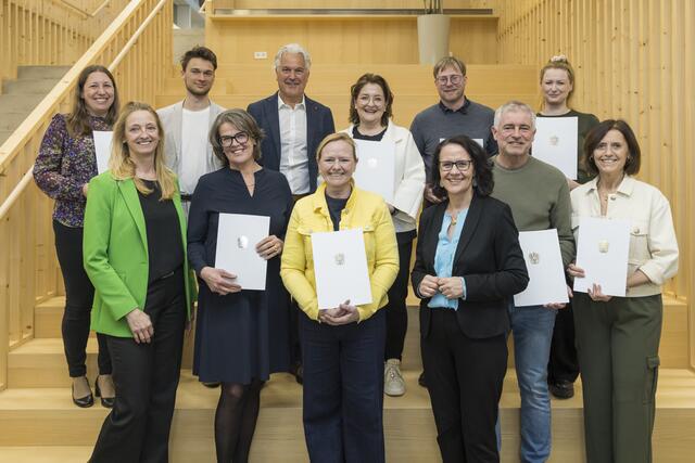 Landesrätin Daniela Gutschi mit Robert Tschaut (Fachinspektor für Bewegungserziehung und Sport der Bildungsdirektion Salzburg) mit Vertreterinnen und Vertretern von Schulen aus dem Flachgau. | Foto: Land Salzburg/Neumayr/Leopold