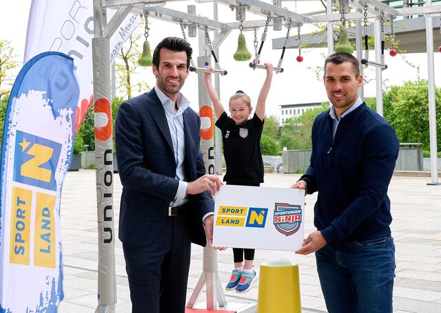 Sportlandesrat und LH-Stellvertreter Udo Landbauer, Nachwuchs-Ninja Melina Schindele, SPORTUNION Niederösterreich Landesgeschäftsführer Stv. und Projektleiter Markus Schindele. 

 | Foto: NLK Pfeiffer