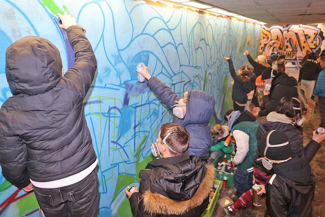 Street Art in der Rathaus-Unterführung: Schülerinnen und Schüler der MS Taxham | Foto: Uwe Brandl