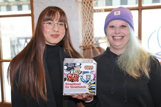 Die Einnahmen kommen einem Jugendprojekt der Caritas zugute: Teamleiterin der Streetwork Caritas in Hallein Betül Padar und Caritas-Streetworkerin Tanja Schatz | Foto: Uwe Brandl