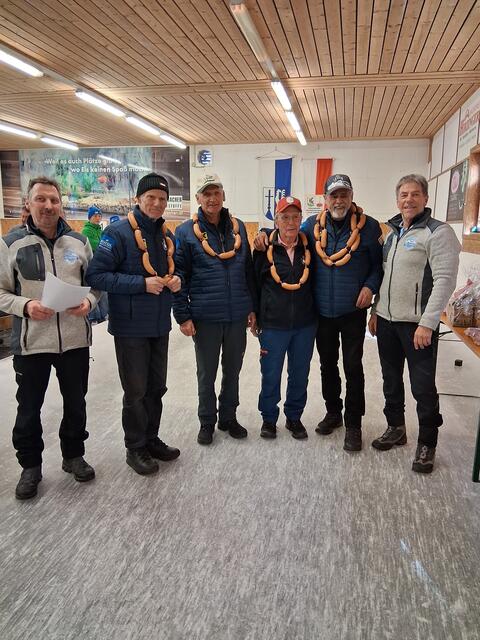 Rang 8: EV Fieberbrunn; Michael Gschnaller, Roman Wörgötter, Bernd Gasteiger und Stefan Trixl, mit den Gratulanten l. Stefan Seibl und r. Wolfgang Schneider. | Foto: Lea Kogler, Brigitte Müller