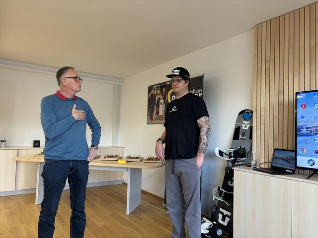 Karl Schmidhofer unterstützt Markus auf dem Weg zurück. | Foto: Verderber