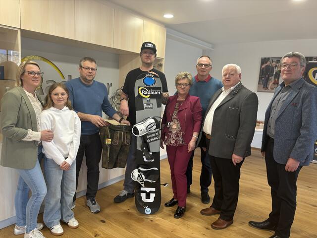 Markus Schmidhofer (Mitte) mit Papa Karl und den Unterstützern der Familie Radauer sowie Josef Rieberer von Murelli. | Foto: Verderber