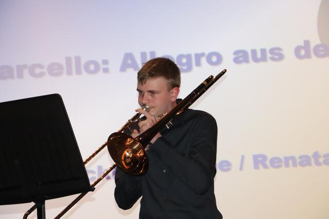 Mehr als musikalische Umrahmung. Als  Konzertgenuss spielte Julian Hackl  Marcellos Alegro aus der Sonate No 6 auf der Posaune, begleitet von Renate Lima am Klavier | Foto: Edith Ertl