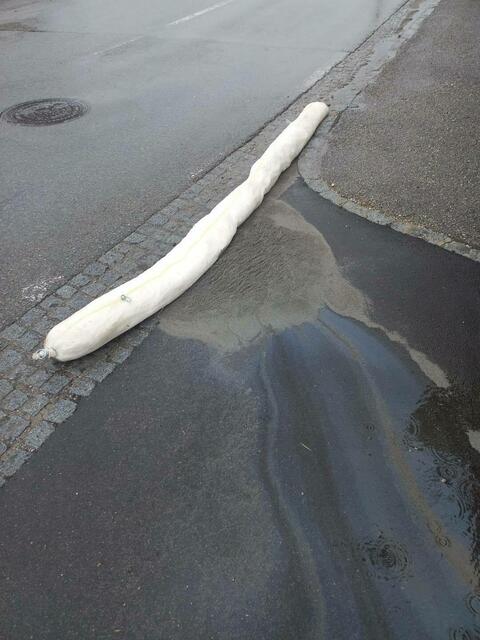 Am Donnerstag am Nachmittag platzte bei Verladearbeiten eines 48-jährigen Arbeiters in Kössen ein Hydraulikschlauch am LKW-Kran, wodurch 100 Liter Öl austraten.  | Foto: FF Weilbach (Symbolbild)
