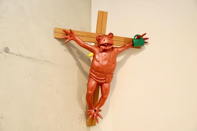 Der gekreuzigte Frosch ist eine Skulptur von Martin Kippenberger aus dem Jahr 1990. | Foto: Alfred Mayer