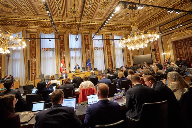 SYMBOLBILD: Bildungskarenz und Bildungsteilzeit können in Zukunft zwar weiterhin mit dem Arbeitgeber vereinbart werden, eine staatliche Unterstützung für Arbeitnehmer:innen wird es in dieser Zeit allerdings nicht mehr geben. Die Mietenbremse könnte künftig auch für den Neubau gelten. | Foto: Parlamentsdirektion / Thomas Topf