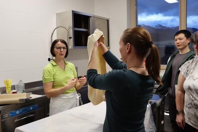 Unter der Anleitung von Seminarbäuerin Christina Grammelhofer wurde ein viergängiges Menü aus regionalen Zutaten zubereitet. | Foto: Regionalmanagement Obersteiermark Ost