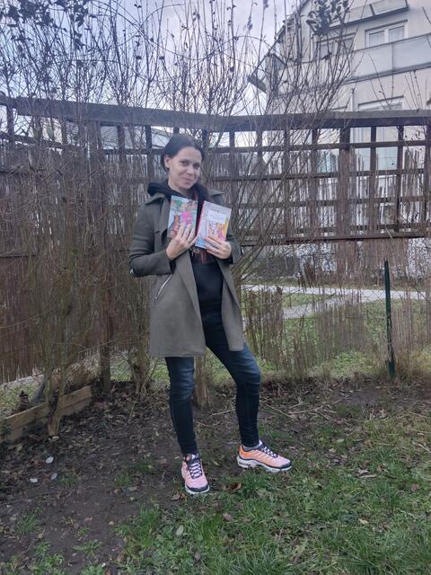 Sarah Niedermayr mit ihren beiden „Emily-Büchern“, kürzlich ist ein neues Buch der jungen Ennserin erschienen.  | Foto: Niedermayr