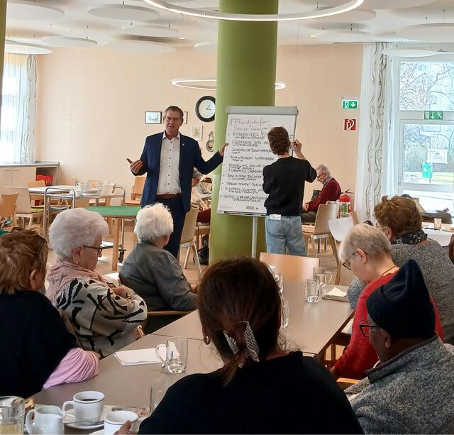 Kürzlich fand eine Informationsveranstaltung rund um das erste Floridsdorfer Seniorinnen- und Seniorenparlament mit Bezirkschef Georg Papai (SPÖ) statt. | Foto: BV21