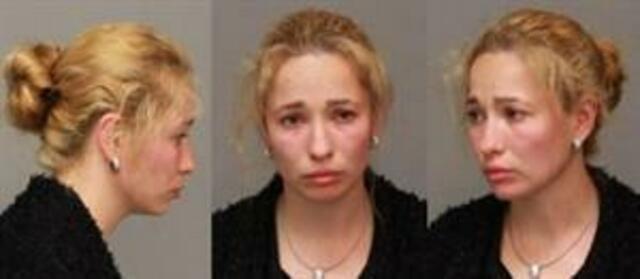 Auf der Flucht, Pseudo-Schamanin Mariana M., 44, die unter dem Namen "Amela" auftrat. Jüngst trug die Gesuchte dunkle Haare. | Foto: LPD NÖ/LKA