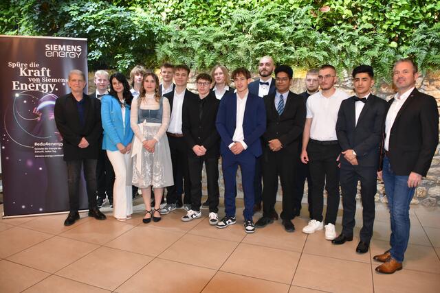 In einer festlichen Veranstaltung haben die drei Siemens Energy Standorte ihre Lehrabschlussprüfung (LAP) gefeiert. Es war ein Abend voller Stolz, Emotionen und wertvoller Erinnerungen an eine prägende Ausbildungszeit.  | Foto: MeinBezirk/Schröttner