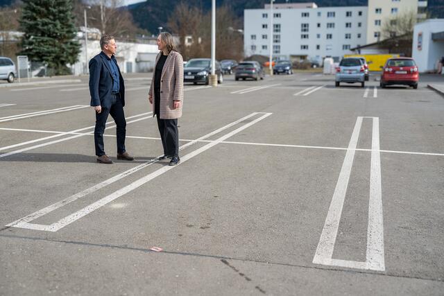 Lokalaugenschein in Leitendorf: Grünen-Spitzenkandidatin Susanne Sinz zeigt auf, wie versiegelte Flächen zu grünen Aufenthaltsräumen umgestaltet werden könnten. Landtagsabgeordneter Lambert Schönleitner unterstützt ihre Vorschläge. | Foto: Die Grünen Leoben