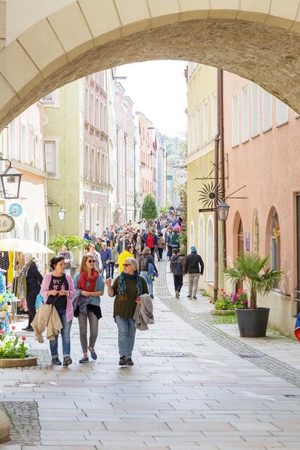 Die Burghauser Altstadt lädt zum Flanieren ein. | Foto: Burghauser Touristik