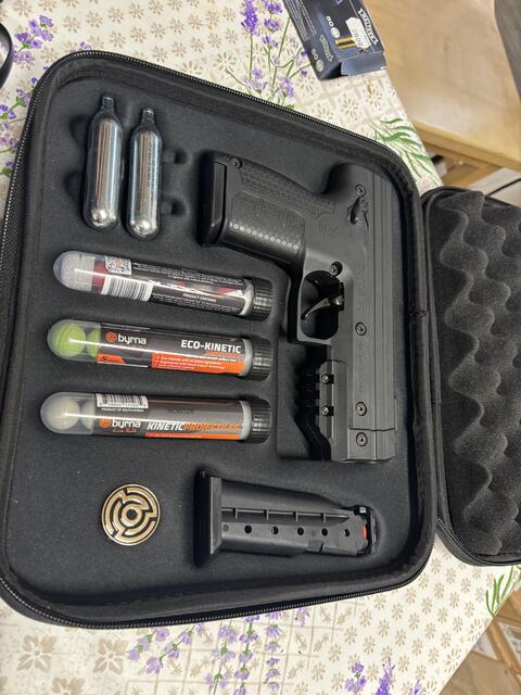 Schreckschuss und Gaspistolen so wie Pfeffersprays werden gern zum Schutz erworben. | Foto: Martina Schweller