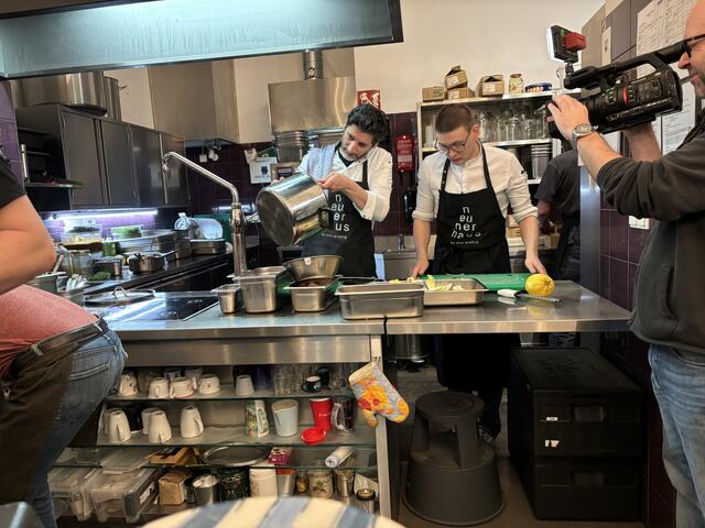 Der Starkoch wurde von den ehrenamtlichen Küchengehilfen unterstützt. | Foto: Nathanael Peterlini