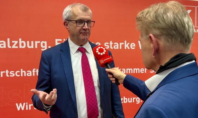 Peter Mörwald (SPÖ SWV): "Für uns ist es ein guter Tag. Wir wollen mehr Farbe in die Wirtschaft bringen. Die Kammer ist weder schwarz, violett noch einfärbig, sondern bunt. Wir sind überzeugt, dass mehrere Köpfe besser sind als nur einer. Enttäuschend ist die Wahlbeteiligung. Hier sind wir alle aufgefordert, zu handeln. Unsere Hände sind ausgestreckt." | Foto: Carmen Kurcz
