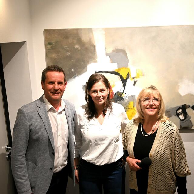 Bürgermeister Thomas Schäfauer, Melanie Joch und Galeristin Heidi Pucher