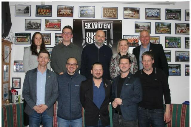 Ein Teil des neuen Vorstandes: hinten v.l. Elisa Kohler, Josef Lackner, Stephan Windisch, Marieke Andreas, Manfred Obermeier; vorne v.l. Florian Meischl, Christoph Rauchegger, Urban Steiner, Thomas Nocker, Alexander Lusch | Foto: SKW