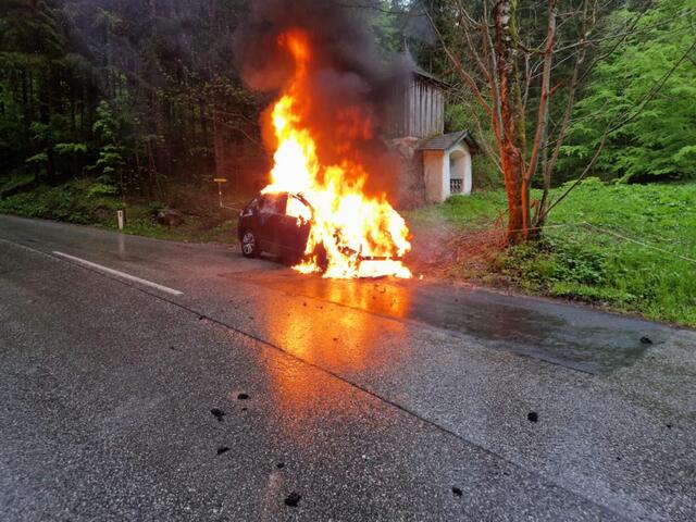 Am Donnerstag am späten Abend geriet ein Auto eines 31-jährigen Autofahrers auf der L38 bei Aldrans in Brand. Nach dem er Brandgeruch wahrnahm stoppte er das Fahrzeug. | Foto: ZOOM.TIROL (Symbolbild)