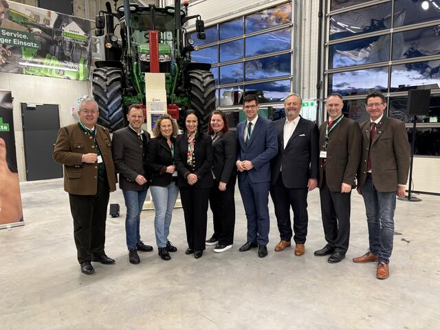 In Feierlaune bei der Eröffnung der Lagerhaus-Werkstätte in Althofen: Walter Zemrosser, Hubert Schenk, Gertrud Wastian, Astrid Brunner, Petra Pobaschnig, Martin Gruber, Gerd Tilly, Markus Furtenbacher, Siegfried Huber | Foto: MeinBezirk