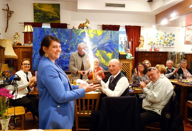Ein Jahr und schon über 200 Mitglieder. Obfrau, Gemeinderätin und Wirtin Barbara Probst mit Bezirkshauptmann Andreas Riemer beim "Tortenfeuerwerk".  | Foto: Hans Ludwig