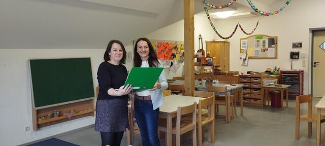 Christa Kirchgatterer, die Leiterin des Pfarrcaritas-Horts in Pichl bei Wels, mit Betriebsführerin Ulrike Straßl von der Caritas. | Foto: Caritas