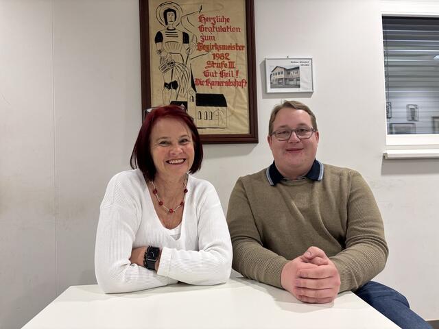Petra Saje und Florian Plenkusch trafen sich im Micheldorfer Feuerwehrhaus zum Plausch. | Foto: MeinBezirk
