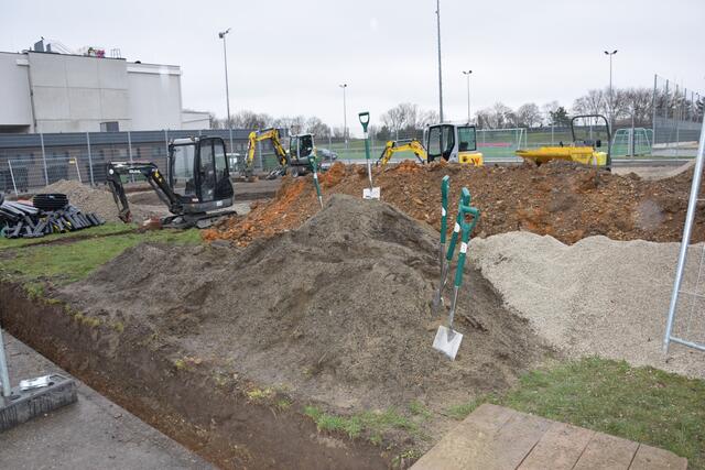 Die Bagger sind schon angerollt. | Foto: Patricia Hillinger/MeinBezirk