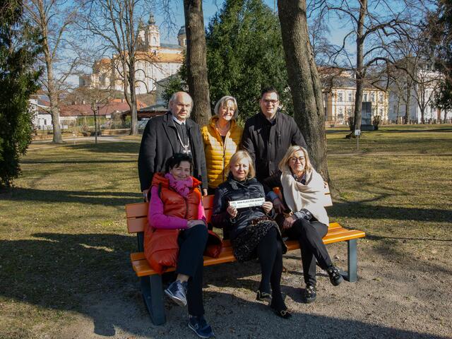 Abt Georg Wilfinger von Stift Melk und Bürgermeister Patrick Strobl trafen sich mit einer Abordnung an Clubmitgliedern der Soroptimistinnen um gemeinsam die Parkbank einzuweihen.  | Foto: Stadt Melk
