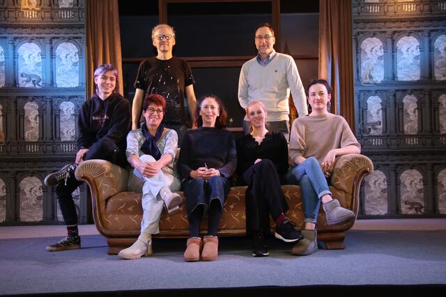 Die Plainburger Theaterwerkstatt mit Franz Hölzl und Regisseurin Marion Hackl lädt zur turbulenten Komödie ins Hotel Vötterl.