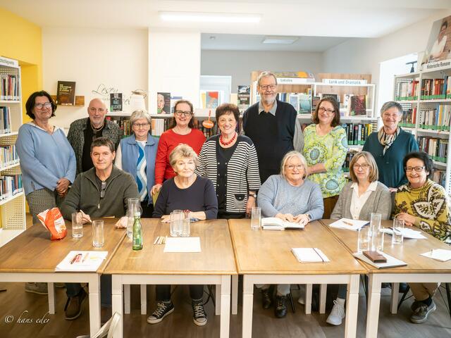 Die Teilnehmer und Teilnehmerinnen der Schreibwerkstatt. | Foto: Hans Eder