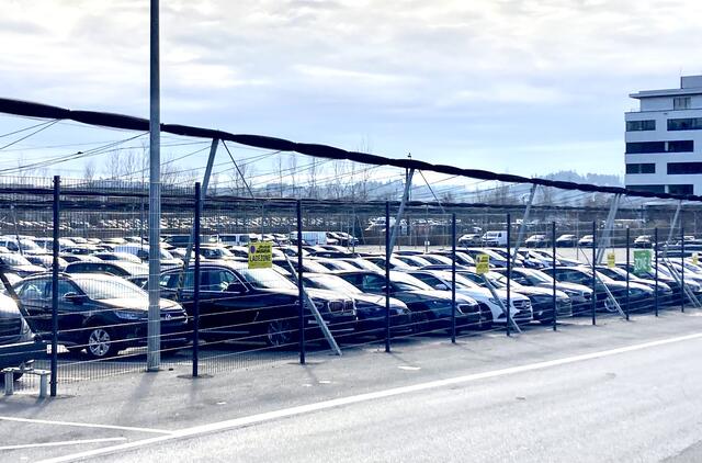 Solche Parkplätze sollten zumindest mit PV-Anlagen überdacht sein.