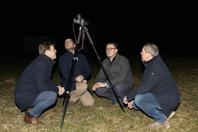 Landesrat Stefan Kaineder mit Stefan Wallner (Universität Wien), Armin Kaspar (Abteilung Umweltschutz, Land OÖ) und Bgm. Klaus Kramesberger. | Foto: Land OÖ/Daniela Sternberger