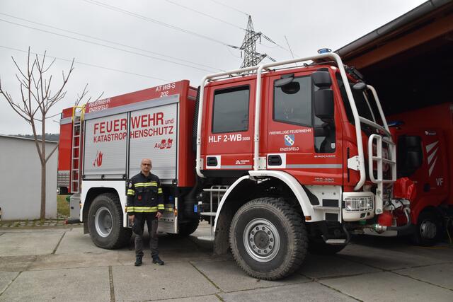 Michael Hebesberger mit dem Waldbrandfahrzeug. | Foto: Preineder