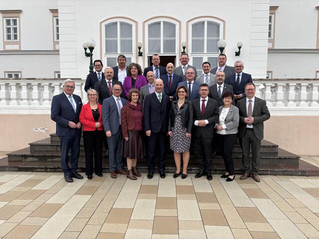 Alle Bürgermeisterinnen und Bürgermeister aus dem Bezirk Tulln mit Bezirkshauptmann Andreas Riemer (mitte) - (nicht auf dem Foto Bürgermeister Franz Dam) | Foto: Victoria Edlinger