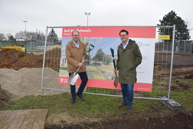 Bezirkschef Dietmar Baurecht (l.) und Stadtrat Jürgen Czernohorszky beim Spatenstich für den neuen Park "Auf der Schmelz". | Foto: Patricia Hillinger/MeinBezirk