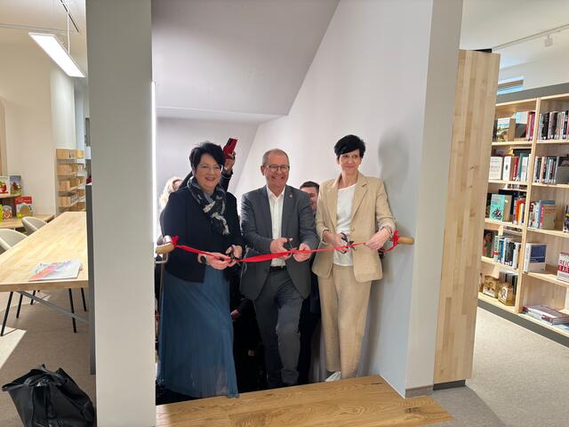 Der Augenblick der Eröffnung mit Klaudia Stroißnig, Bernd Osprian und Astrid Kniendl | Foto: Almer