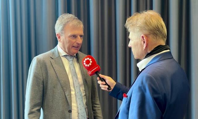 Die Wirtschaftskammerwahl 2025 in Salzburg ist in einem ersten Schritt abgeschlossen: Am 12. und 13. März haben Salzburgs Unternehmerinnen und Unternehmer in den 85 Wahllokalen und mit insgesamt 8.206 Wahlkarten ihre Interessenvertreter in 94 Innungen, Gremien, Fachgruppen und Fachvertretungen der WKS neu gewählt. Die WK-Wahl ist eine Urwahl in diesen Fachorganisationen, alle weiteren  Besetzungen bis zum Wirtschaftsparlament, das sich am 13. Mai neu konstituieren wird, ergeben sich durch indirekte Wahl aus diesem Urwahlergebnis. Im Bild (v.l.): Dr. Sebastian Huber, Vorsitzender der Hauptwahlkommission, Martin Schöndorfer (Chefredakteur Mein Bezirk)   | Foto: Carmen Kurcz